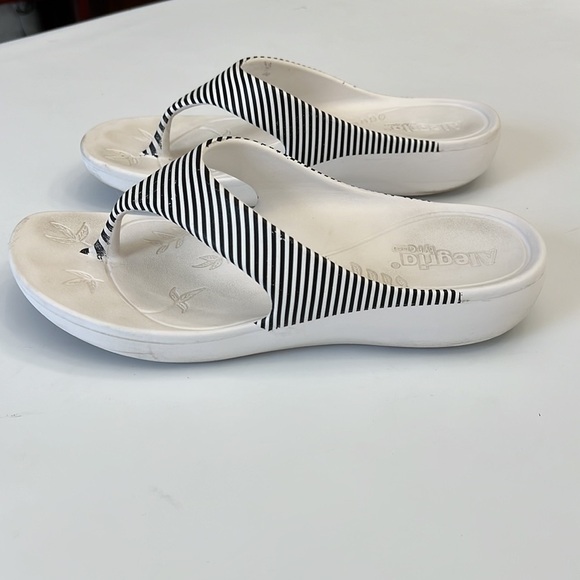 Alegria Ode stripe black & white flip flops size 40 typically fits 9.5/10 - Picture 3 of 16